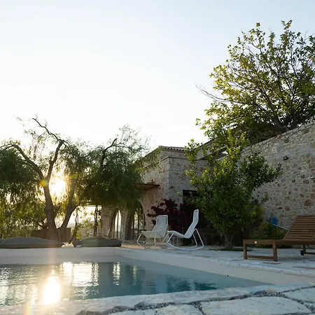 فيلة Aetolithi House Fichti